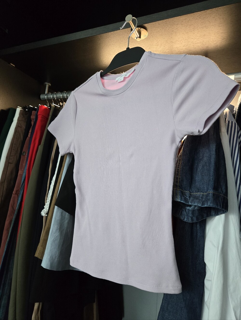Good American Short-Sleeve Ribbed Crewneck Tee in Light Lavender